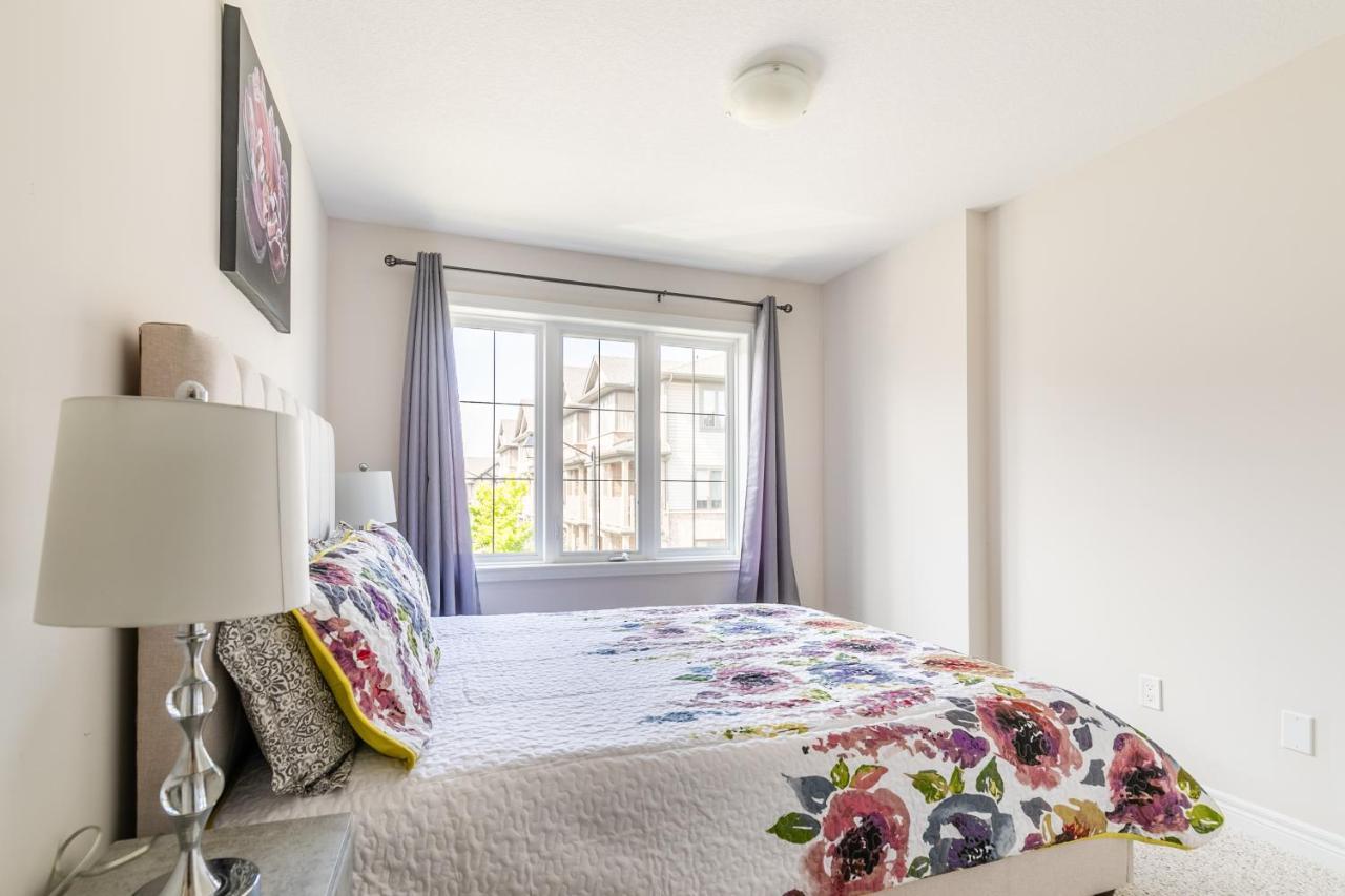 Globalstay Modern Townhomes In Lakeshore Steps To The Beach Hamilton Exterior foto