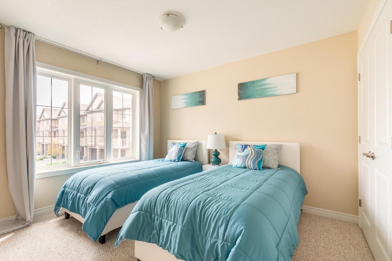Globalstay Modern Townhomes In Lakeshore Steps To The Beach Hamilton Exterior foto